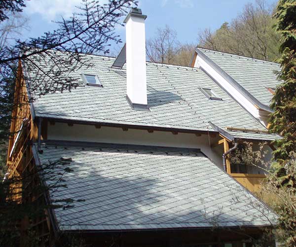 Objekt s barevnou břidlicí